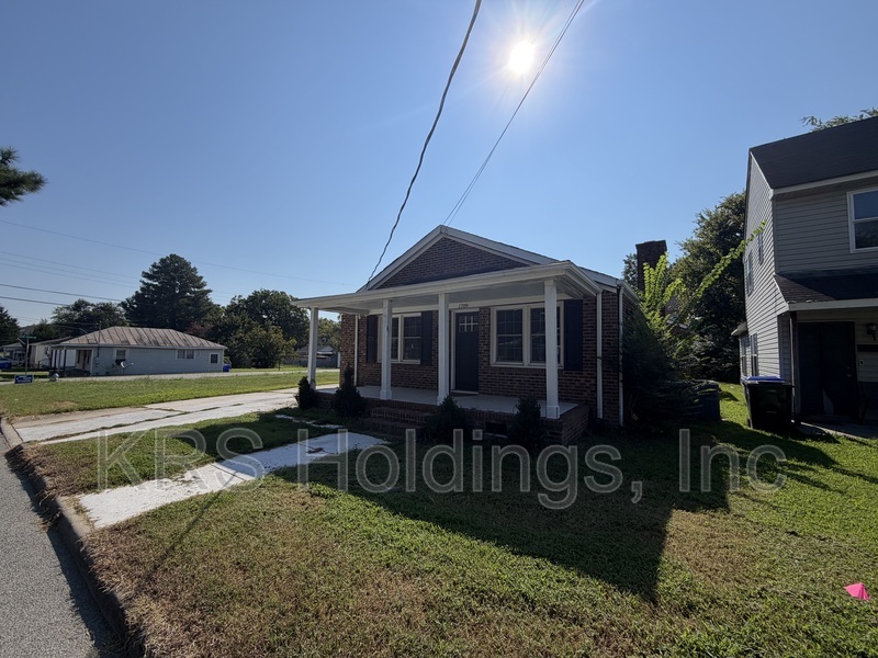 Suffolk House: 1709 Freeney Ave