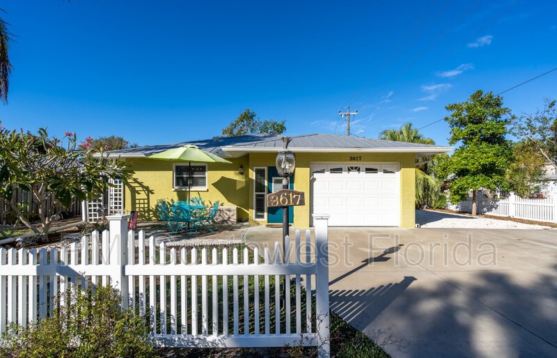 Sarasota House: 3617 Iroquois Ave