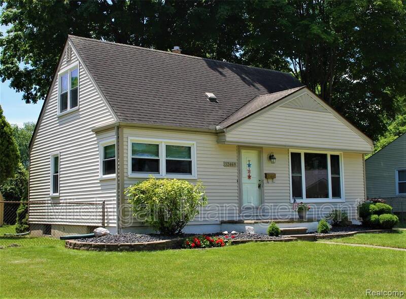 Garden City House: 32469 Rosslyn Ave
