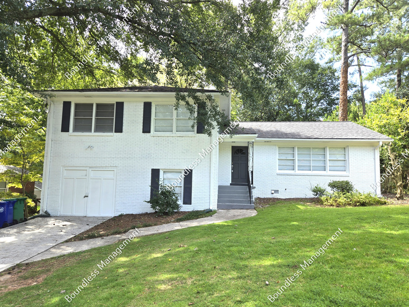 Decatur House: 2233 Leafmore Dr