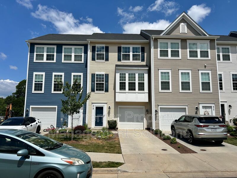 Waynesboro House: 213 Willowshire Ct