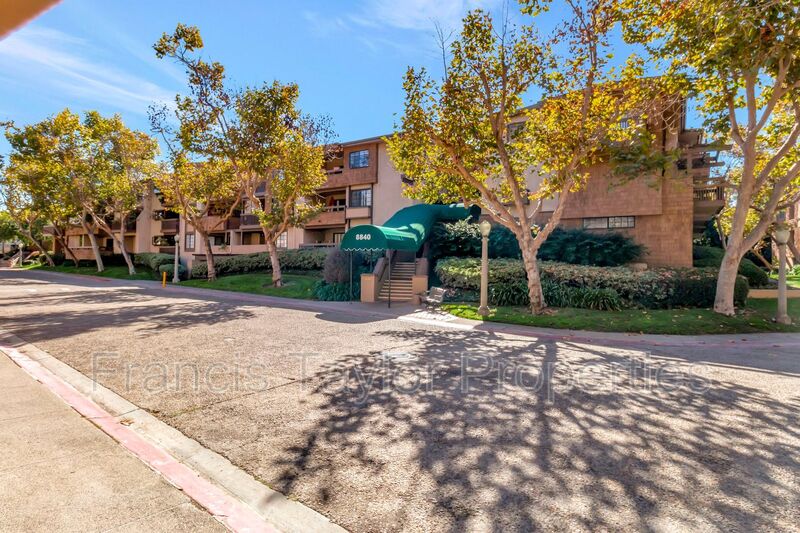 La Jolla Condo: 8840 Villa La Jolla Drive