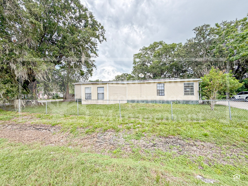 Auburndale House: 3818 Ethel Avenue