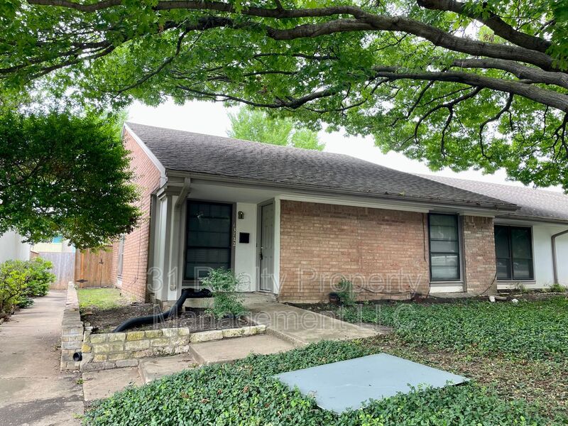 Dallas House: 13722 Flagstone Lane