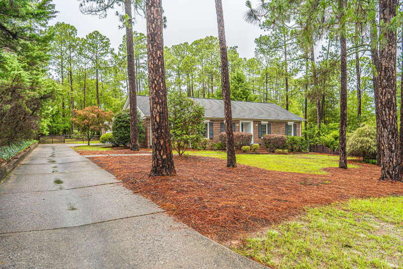 Southern Pines House: 120 Fox Hunt Lane