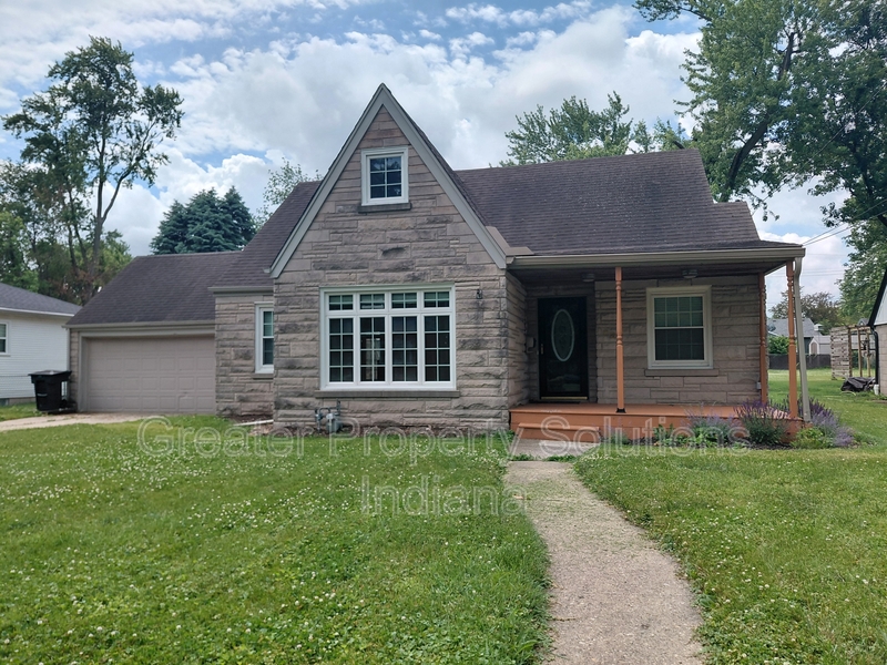 Crown Point House: 625 E South St