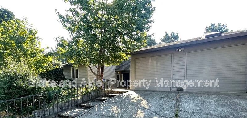 Gresham House: 2410 SE 9th CT