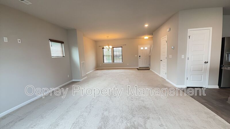 Beautiful 4BR Home with Open Floor Plan in Suffolk - Photo 4