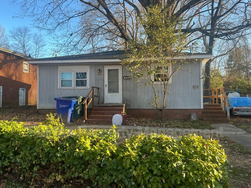 Durham House: 700 Lee St