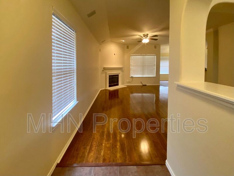 3 bed/2 bath GORGEOUS home located in Shavano Park off IH-10, conveniently close to schools! - Slider navigation 5
