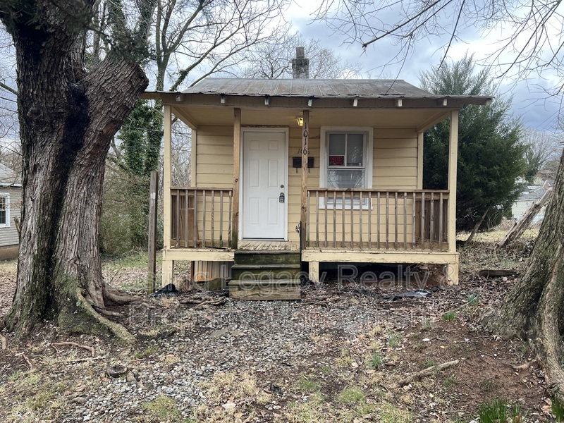 Winston-Salem House: 1016 w 13th