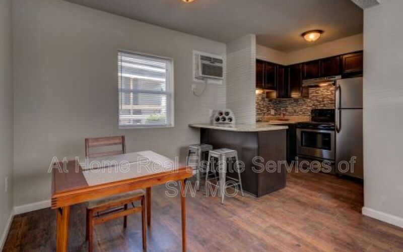 Springfield Condo: 920 S Campbell - R7