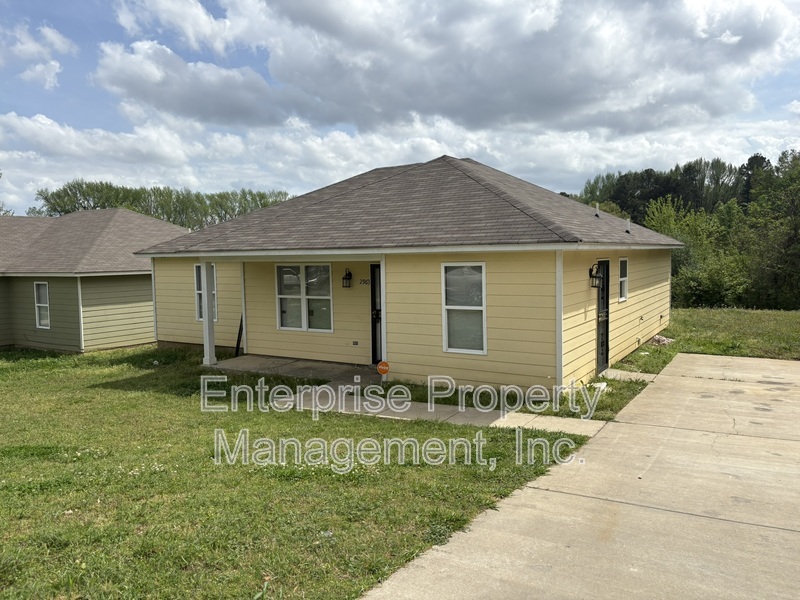 Memphis House: 2963 Lake Park Rd.