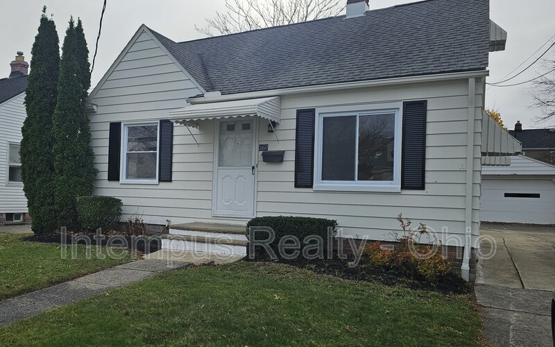 Willowick House: 360 E 326th St