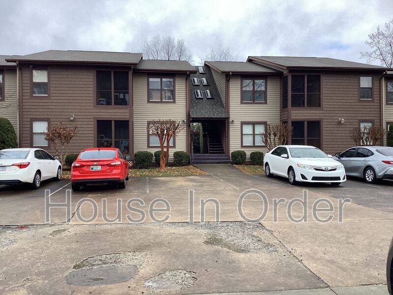 Hendersonville House: 1230-5 State Street