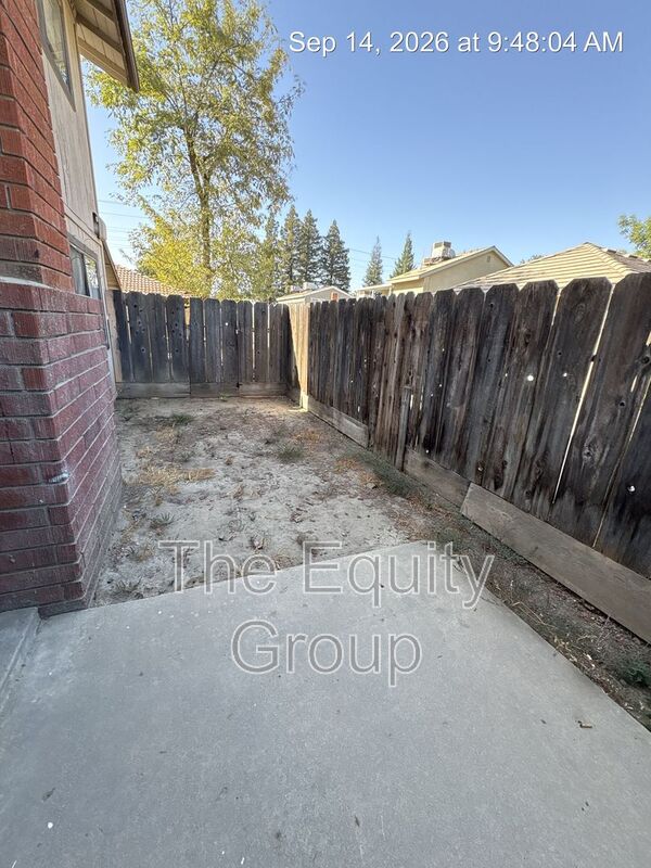 Visalia House: 3525 South County Center