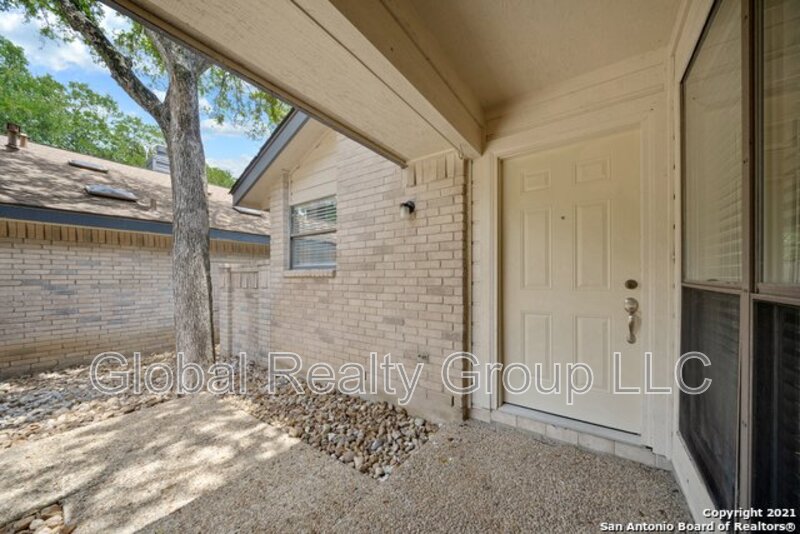 Universal City House: 118 Golden Way