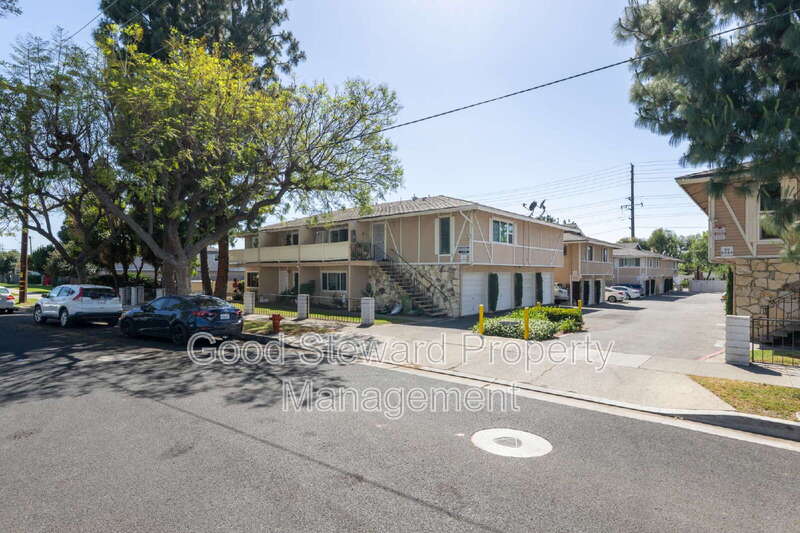 Orange Townhome: 410 N Clark St.