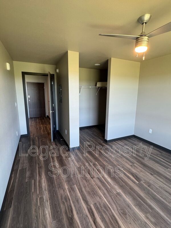 Bismarck House: 226 E Greenfield Ln