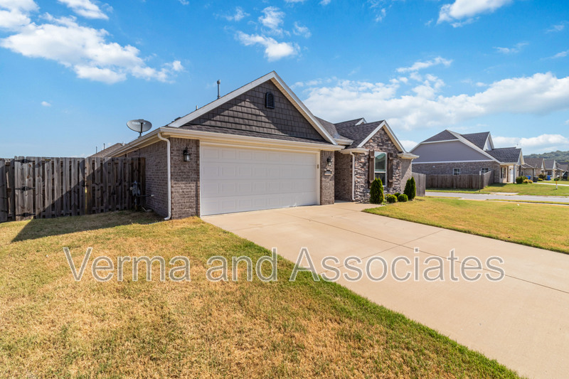 Fayetteville House: 4440 W Havana Ave
