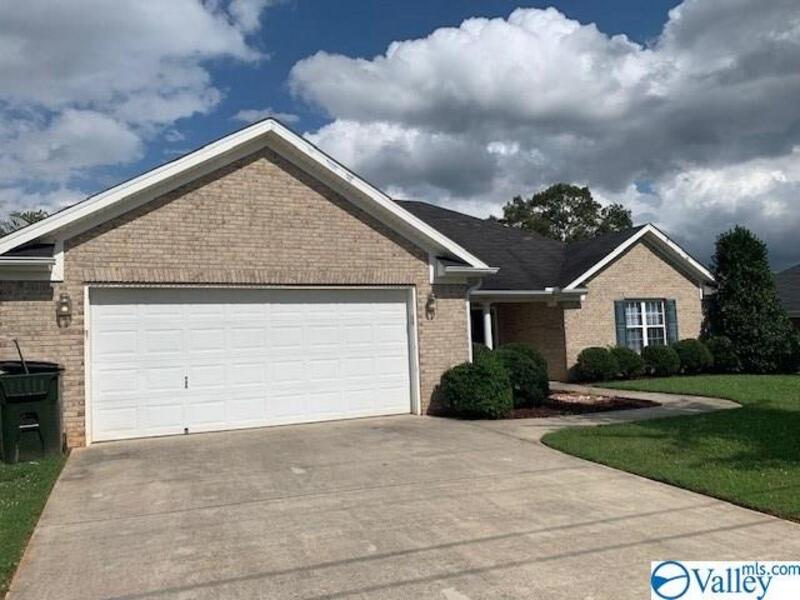 Huntsville House: 211 Forrest Oak Ln