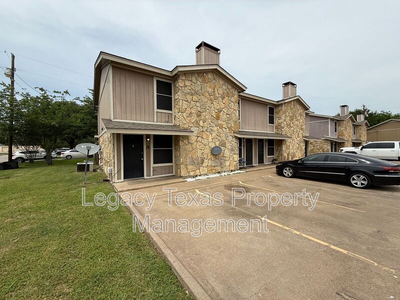 CLEBURNE Townhome: 1610 A SUN VALLEY DR