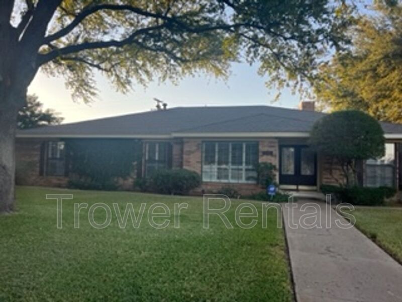 Odessa House: 20 Knoll Circle