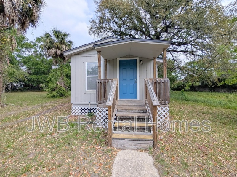 Jacksonville House: 835 Union St E