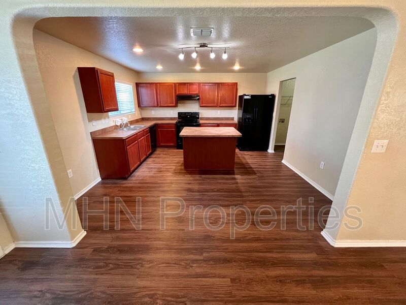 Updated 3 bed/2.5 bath 2 Story Home in the NW ~ Conveniently located off IH-35 and near RAFB! - Photo 12
