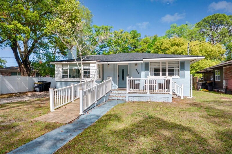 Jacksonville House: 719 South Shores Road
