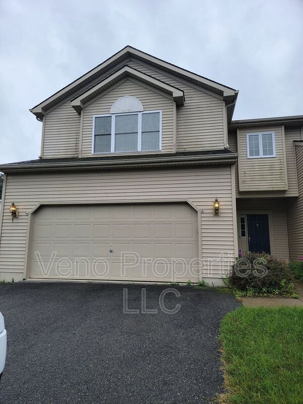 Saratoga Springs House: 16 Secretariat Ln.