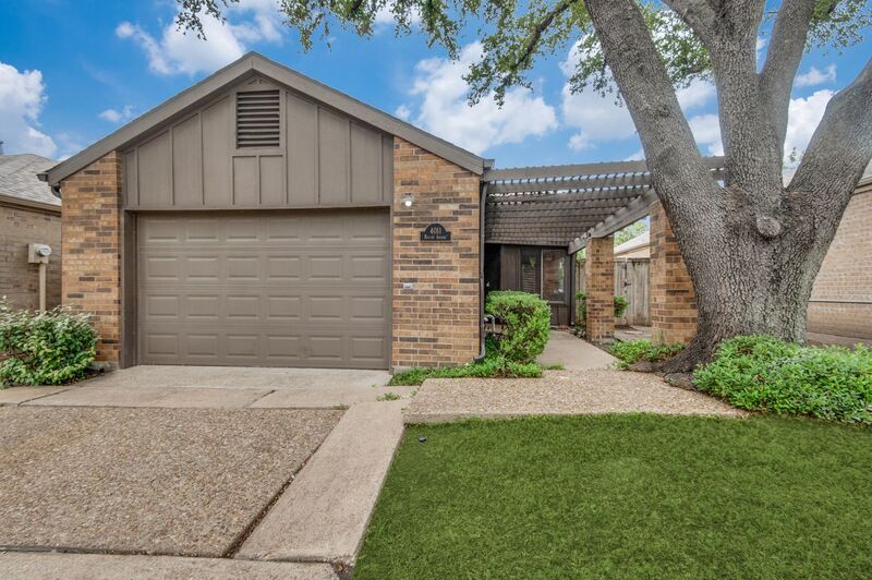 Dallas House: 4011 Rosser Square