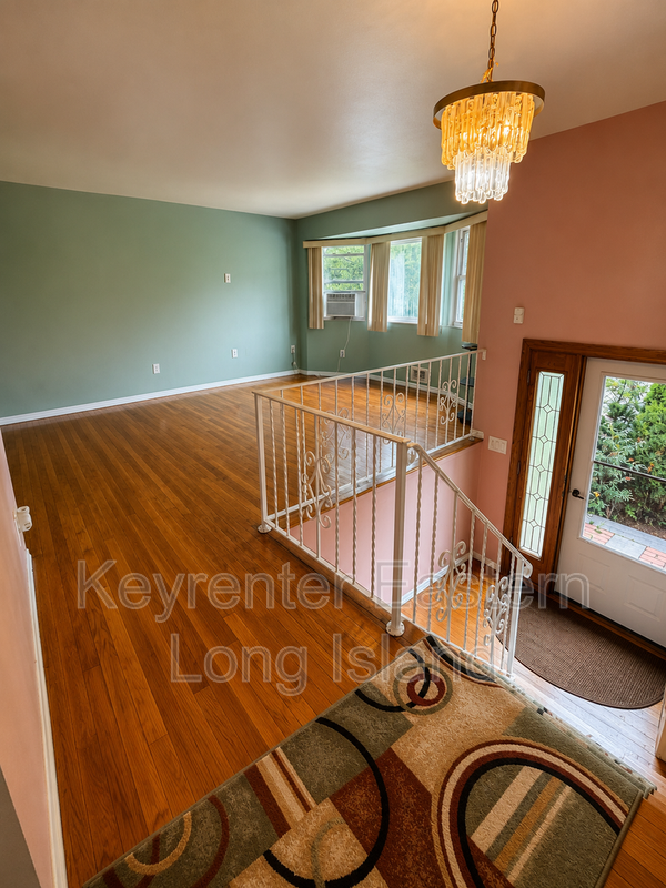West Islip House: 00 Udall Rd