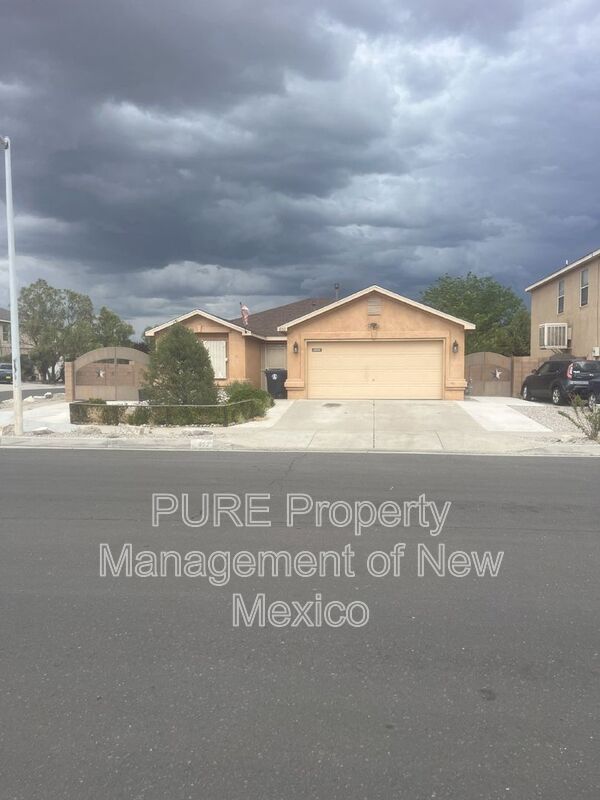 Albuquerque House: 652 Quailbrush Dr NW