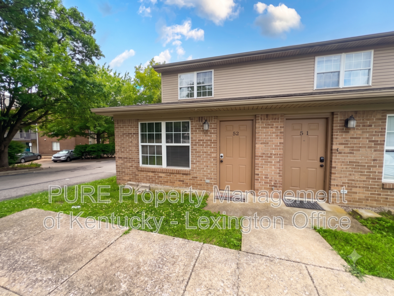 Lexington Townhome: 1100 Horseman Lane