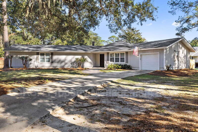 Savannah House: 286 Cushing Dr