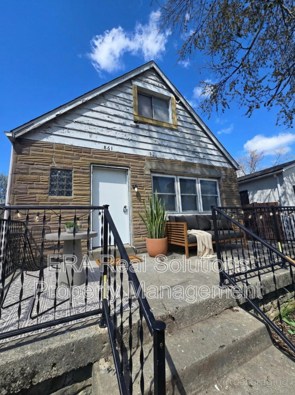 Columbus House: 861 Bassett Avenue