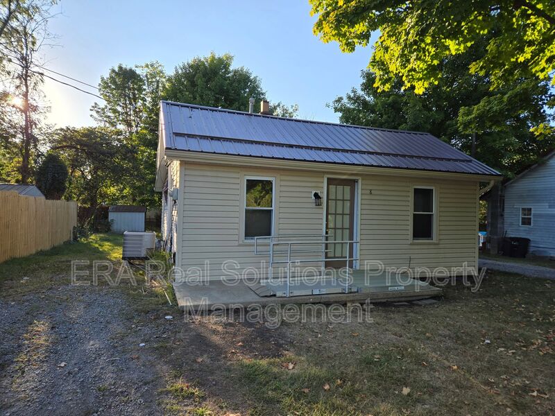 Hillsboro House: 8 Highland Ave.