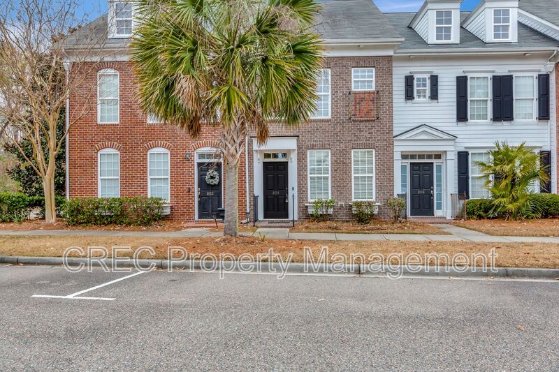 Charleston House: 804 Rue Drive