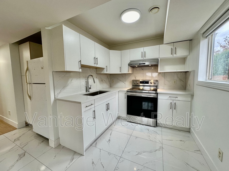 Kelowna House: 504 Klassen Rd