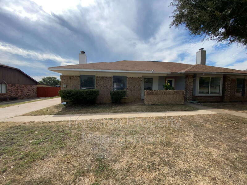 Euless House: 209 Hickory Springs Dr