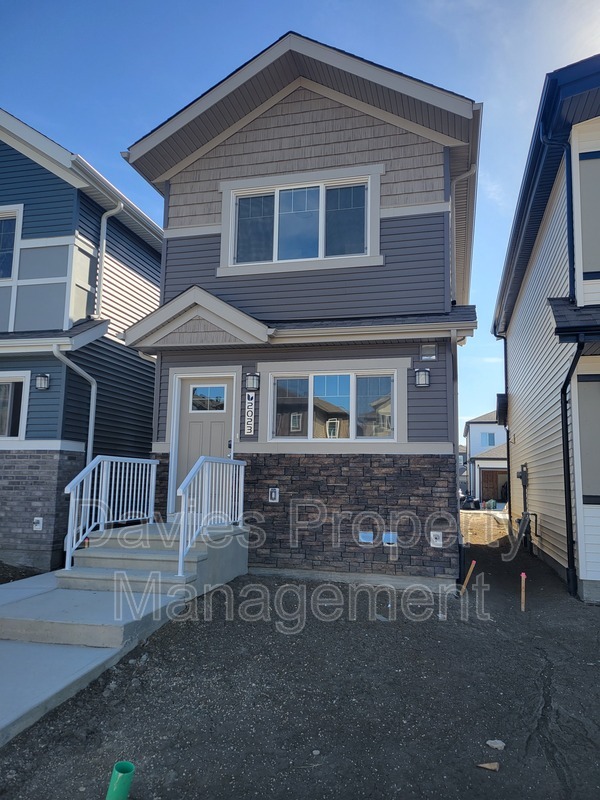 Edmonton House: 2023 210 Street NW