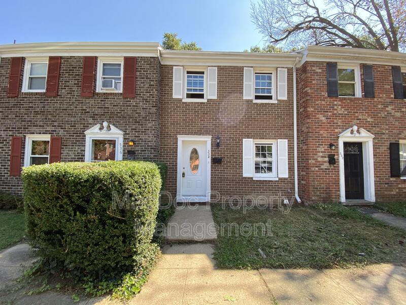 Fredericksburg Townhome: 534 Olde Greenwich Circle