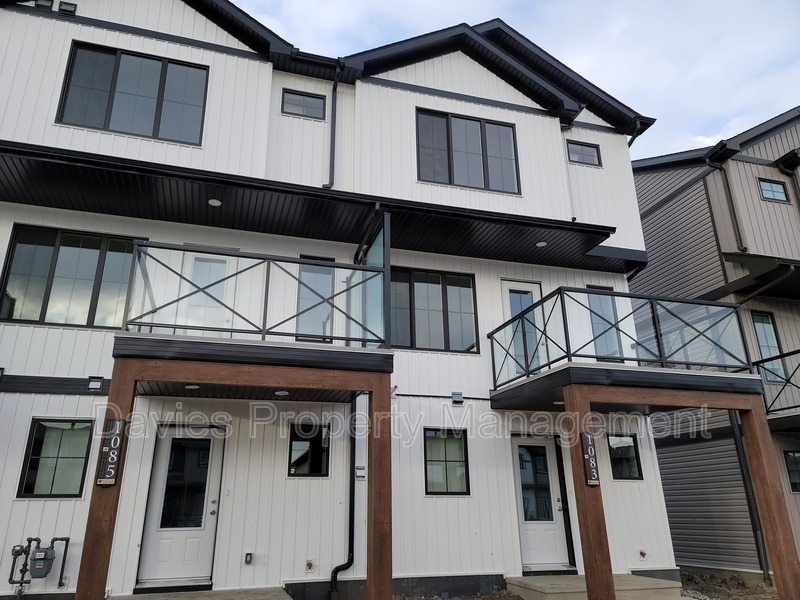 Edmonton Townhome: 1083 Cy Becker Rd NW