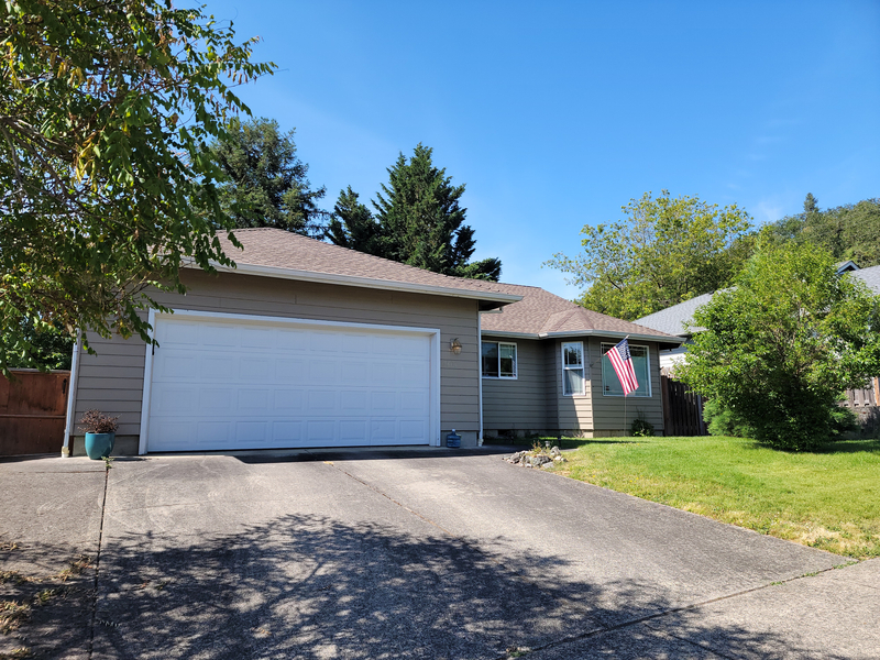 Roseburg House: 2301 SE Chinaberry Ave