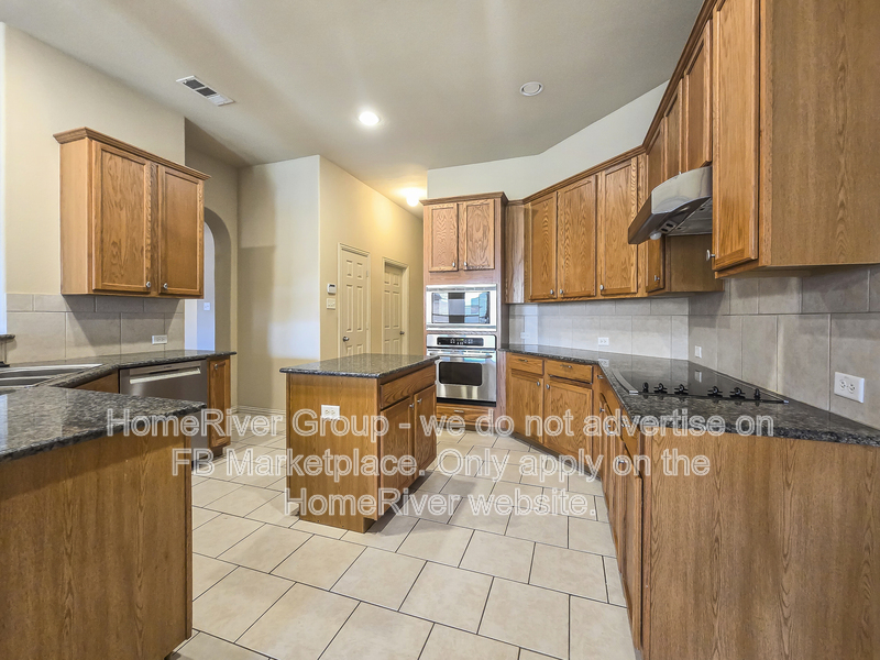 Grand Prairie House: 643 E Sandra Ln