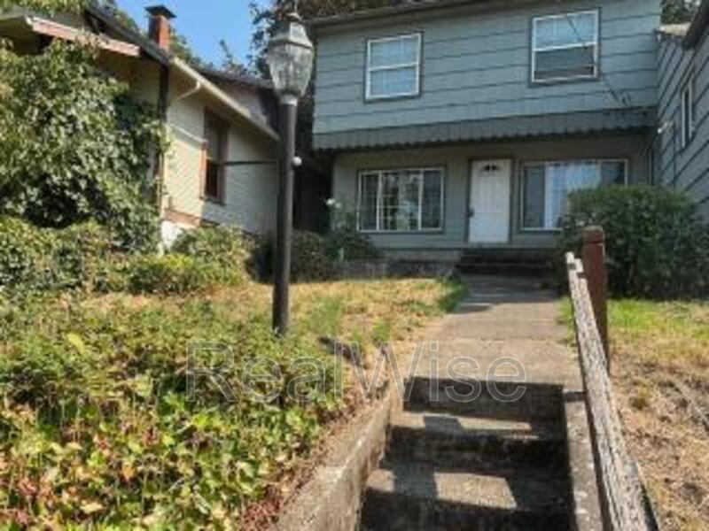 Roseburg House: 1639 SE Main St