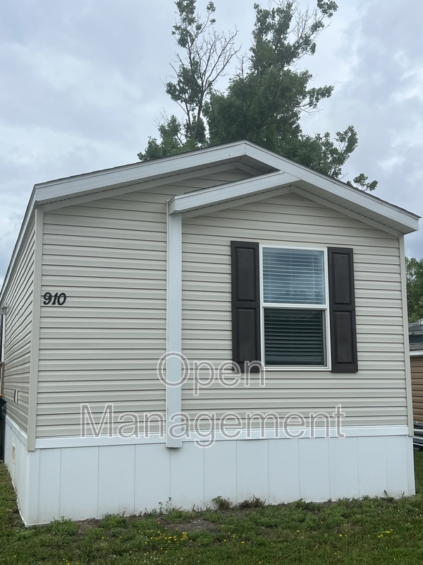 West Fargo House: 825 1st Ave