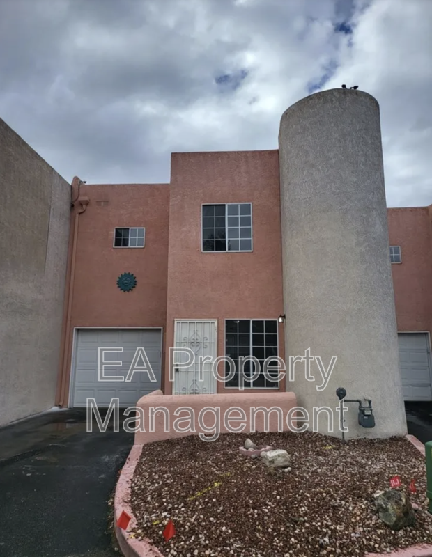 Albuquerque House: 1220 Rosemont Ave NW