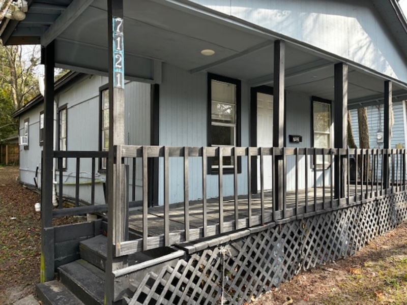 Jacksonville House: 7121 Bloxham Avenue